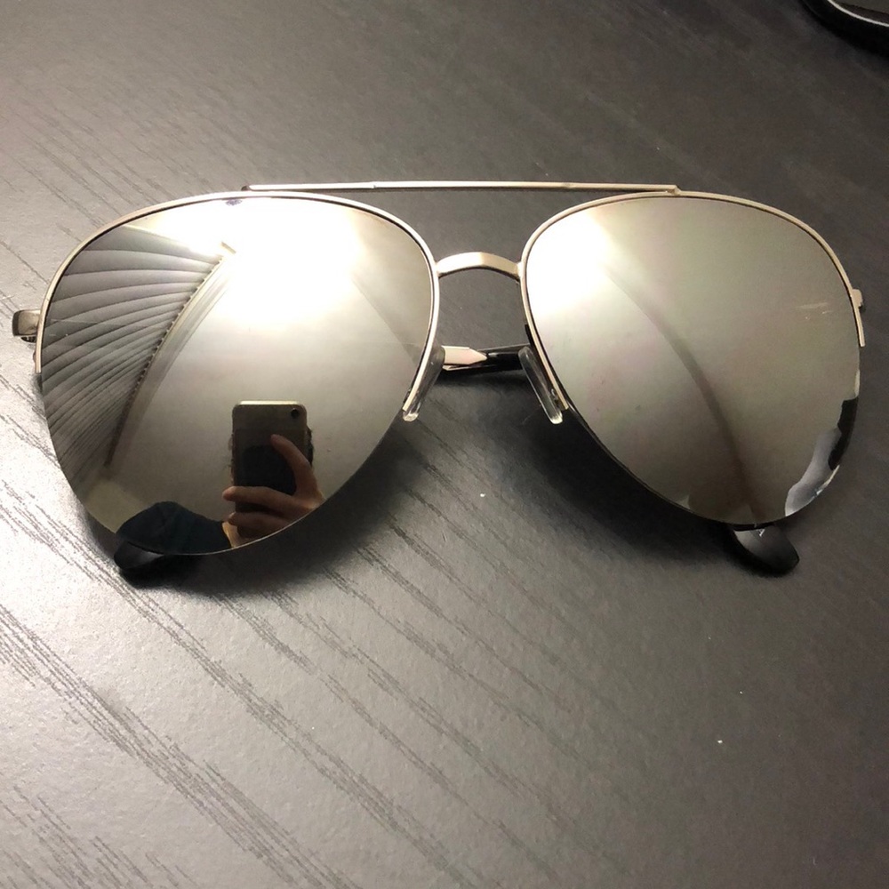 Mirrored silver aviators